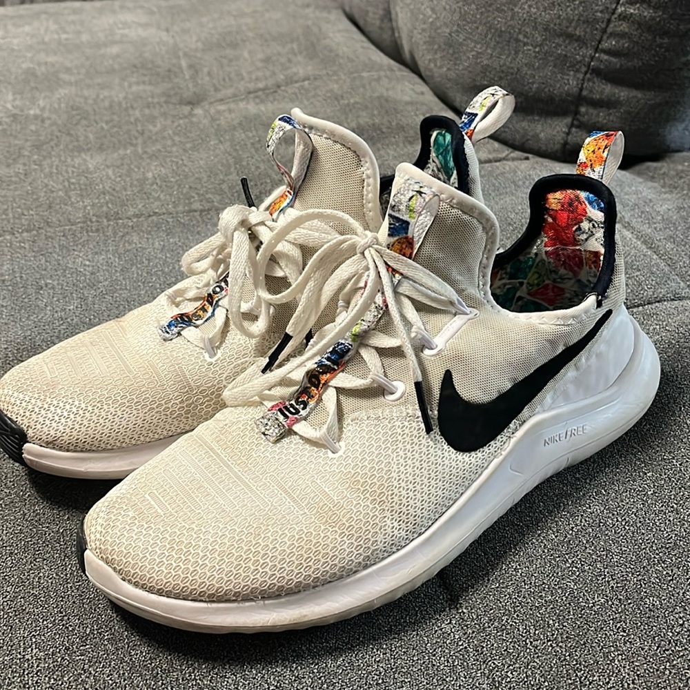 Nike women’s tennis shoes